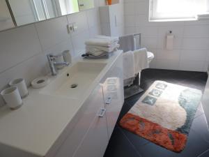 A bathroom at Ferienwohnungen Fritz