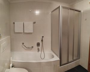 ザールバッハ・ヒンターグレムにあるAppartement Ripperのバスルーム(シャワー、トイレ、バスタブ付)