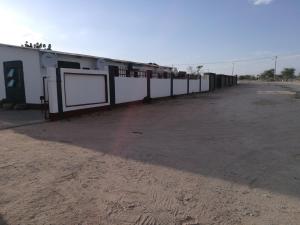 ein leerer Parkplatz mit einer Reihe von Gebäuden in der Unterkunft Upi guesthouse in Otjiwarongo