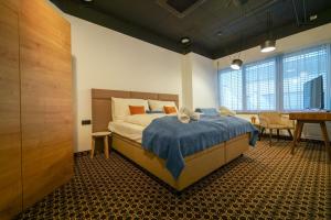 Posteľ alebo postele v izbe v ubytovaní CHORS like a hotel - Capsule & NFT Boutique Hostel Bratislava - City Center