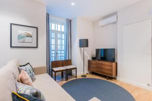 リスボンにあるAugusta Residence Apartmentsのリビングルーム(ソファ、テレビ付)