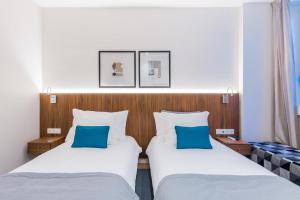 リスボンにあるAugusta Residence Apartmentsのホテルルーム ベッド2台 ブルーピロー付