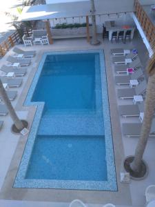 una piscina con palme e sedie di Bungalows Playa Bonita a Máncora