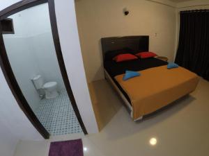 ein Schlafzimmer mit einem Bett und einem Spiegel in der Unterkunft Iboih Malini Bungalow in Sabang + 84 Fotos