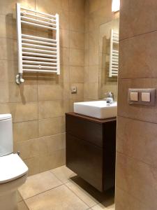 łazienka z umywalką i toaletą w obiekcie Apartament Familiar Av. Tarragona w mieście Roses
