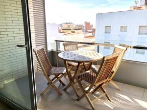 a table and chairs sitting on a balcony at Apartament Familiar Av. Tarragona in Roses