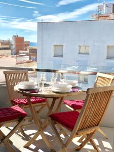 stół i 2 krzesła na balkonie w obiekcie Apartament Familiar Av. Tarragona w mieście Roses