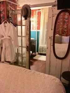 ein Ankleidezimmer mit einem Spiegel und einem Bett in der Unterkunft Inn Victoria in Chester