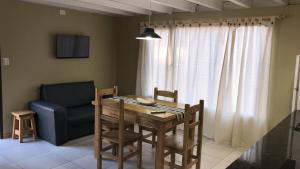 comedor con mesa y silla en Duplex Rio Uruguay 161 en Monte Hermoso