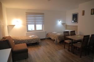 Una pequeña habitación con dos camas y una mesa y sillas. en BAJKA, en Crni Vrh 39 fotos más