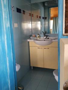 a bathroom with a sink and a mirror at Desert Peace in Mitzpe Ramon