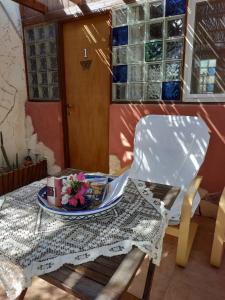 una mesa y una silla con un plato de comida. en Desert Peace, en Mitzpe Ramon