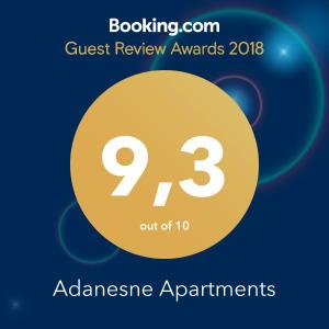 um sinal que lê quest review premia apartamentos alcalinos com um círculo amarelo em Adanesne Apartments em Ensenada