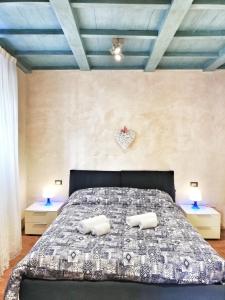 1 dormitorio con 1 cama con 2 almohadas en Appartamento Luna 36 in centro a Firenze, en Florencia