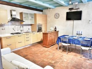 A kitchen or kitchenette at Appartamento Luna 36 in centro a Firenze