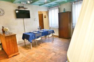 A television and/or entertainment centre at Appartamento Luna 36 in centro a Firenze