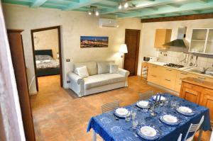 A kitchen or kitchenette at Appartamento Luna 36 in centro a Firenze