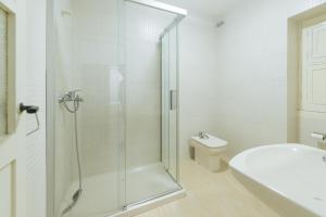 A bathroom at Casa Rural La Higuera Mayor