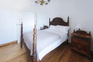 A bed or beds in a room at Casa Rural La Higuera Mayor