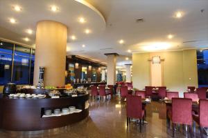 מסעדה או מקום אחר לאכול בו ב-Swiss-Belhotel Merauke