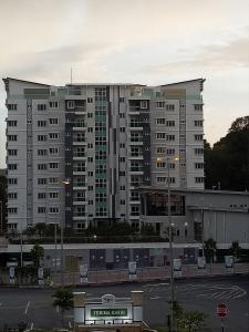 a large apartment building in front of a parking lot at ICOLOR HOME & STAY CH1 in Tanah Rata