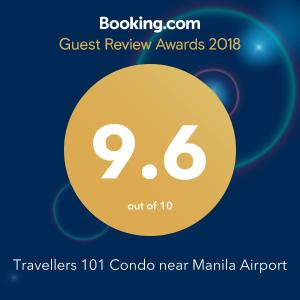 een poster voor de gastenbeoordelingen met een gele cirkel bij Travellers 101 Condo near Manila Airport in Manilla
