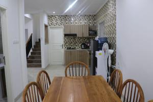 Kuchyň nebo kuchyňský kout v ubytování Diyar Villas Puncak H1/6