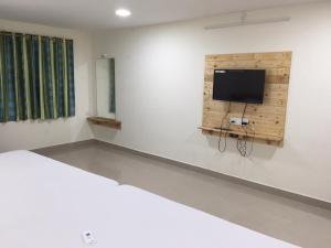 TV a/nebo společenská místnost v ubytování ADITI ROOMS