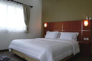 Postel nebo postele na pokoji v ubytování Diyar Villas Puncak H1/6
