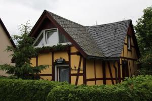 uma casa amarela e preta com um telhado preto em Ferienhaus Neubert em Wolkenstein