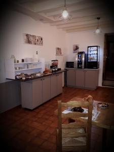 Aux Chambres du Mont في Huisnes-sur-Mer: مطبخ بطاولة وقمة كونتر