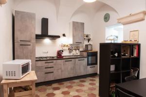 A kitchen or kitchenette at Veretiis Home