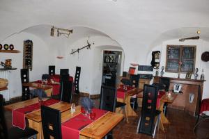 Villar-dʼArèneにあるAuberge Aux 3 Frenesのテーブルと椅子が備わるレストラン