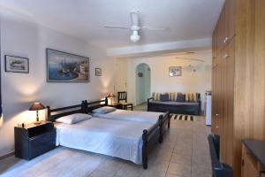 Posteľ alebo postele v izbe v ubytovaní Sophia Villa Paros - Beachfront Villa at Lolantonis
