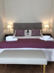 A bed or beds in a room at Hotel La Muralla
