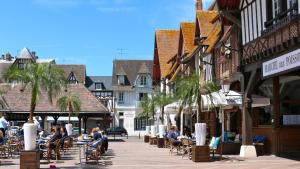 Restoran või mõni muu söögikoht majutusasutuses Les Marinas Port Deauville