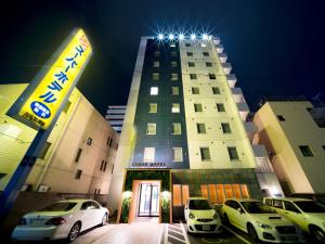 a group of cars parked in front of a building at Super Hotel Takamatsu Kin en kan in Takamatsu