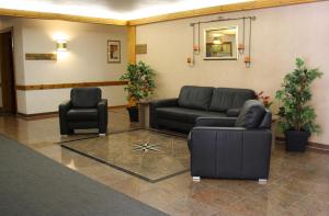 a waiting room with a couch and two chairs at Chiemgau Appartements in Inzell