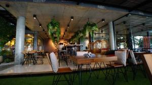 Um restaurante ou outro lugar para comer em Maneetel Krabi Beachfront-SHA Plus