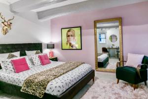 Artistic Antibes Apartment tesisinde bir odada yatak veya yataklar