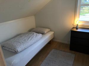 En eller flere senger på et rom på Ballstad Brygge Rorbu