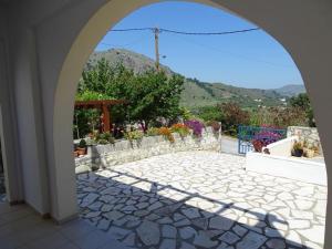 an archway leading to a patio with a view of a mountain at Villa Elan in Mouríon