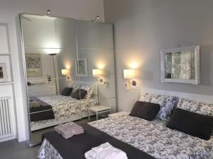 Łóżko lub łóżka w pokoju w obiekcie Klee House Trastevere