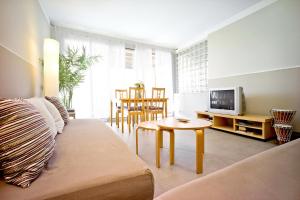 a living room with a couch and a table at Apartamento con Terraza, Balcón de Barcelona in Esplugues de Llobregat