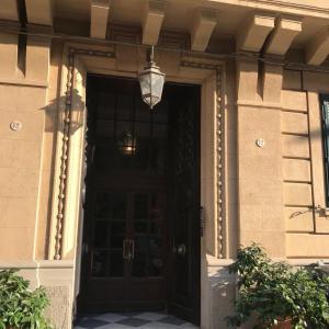 una porta nera di un edificio con una luce sopra di B&B Da Bibi a Palermo