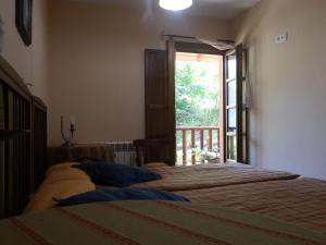 Giường trong phòng chung tại Apartamentos Rurales Buenamadre