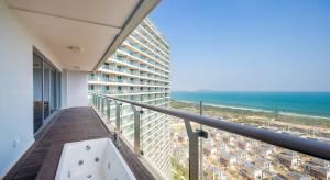 Elnob Seaview Aparthotel Hai Tang Bay Sanya tesisinde bir balkon veya teras