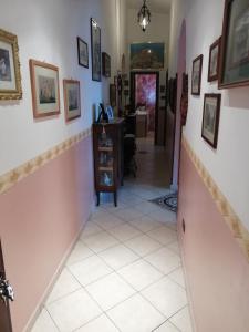 トロペアにあるAppartamento Soleの白いタイルフロアの廊下