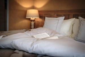Tempat tidur dalam kamar di Valsana Hotel Arosa