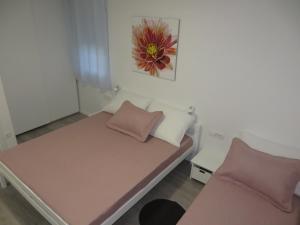 Habitación pequeña con 1 cama y 2 almohadas en Apartmani Raos en Dugi Rat